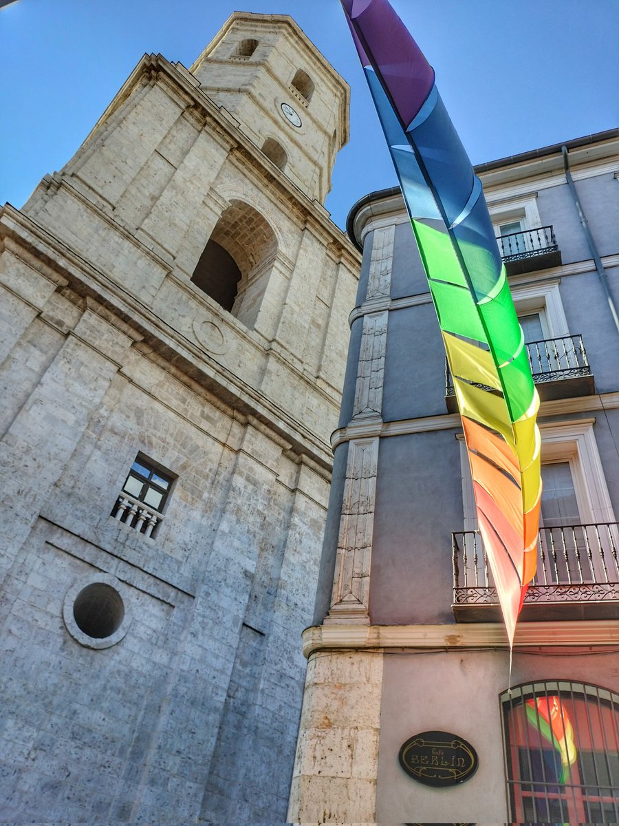 MiguelBayn1's tweet photo. Cabreo total!! 🤯 Después de 7 años colgando la bandera para visibilizar la diversidad, desde el mes del orgullo hasta las fiestas de septiembre, hoy las fuerzas del orden les han obligado a quitarla. Con esto tristemente el @AyuntamientoVLL no me representa. Triste.
#3agosto https://t.co/4p83soChF5