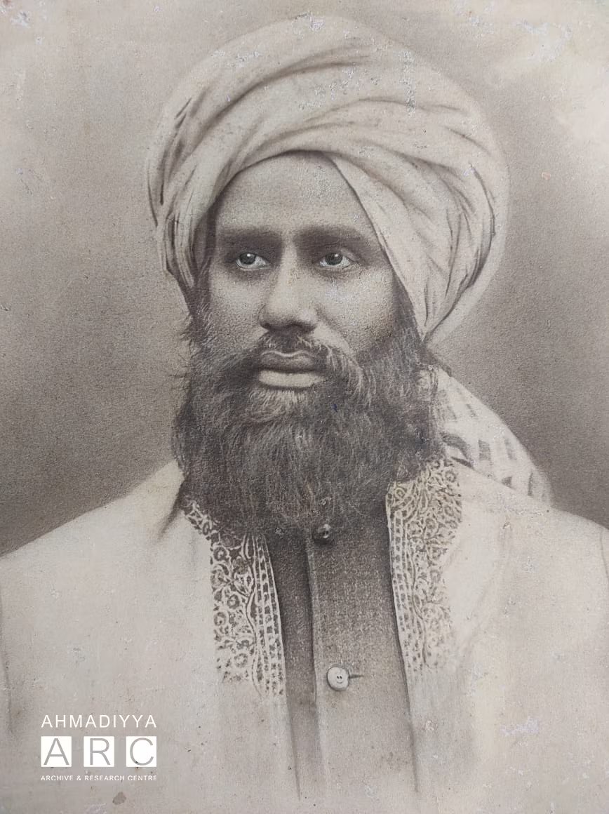 📢 EXCLUSIVE: Rare photo of Hazrat Khalifatul Masih I (ra) discovered!

🔹New research project by <a href="/ahmadiyya_arc/">Ahmadiyya Archive & Research</a> on his early life!

"Before the Qadian phase of his life, little was known, which I think was due to his humility ..."

⬇️
alhakam.org/photograph-of-…