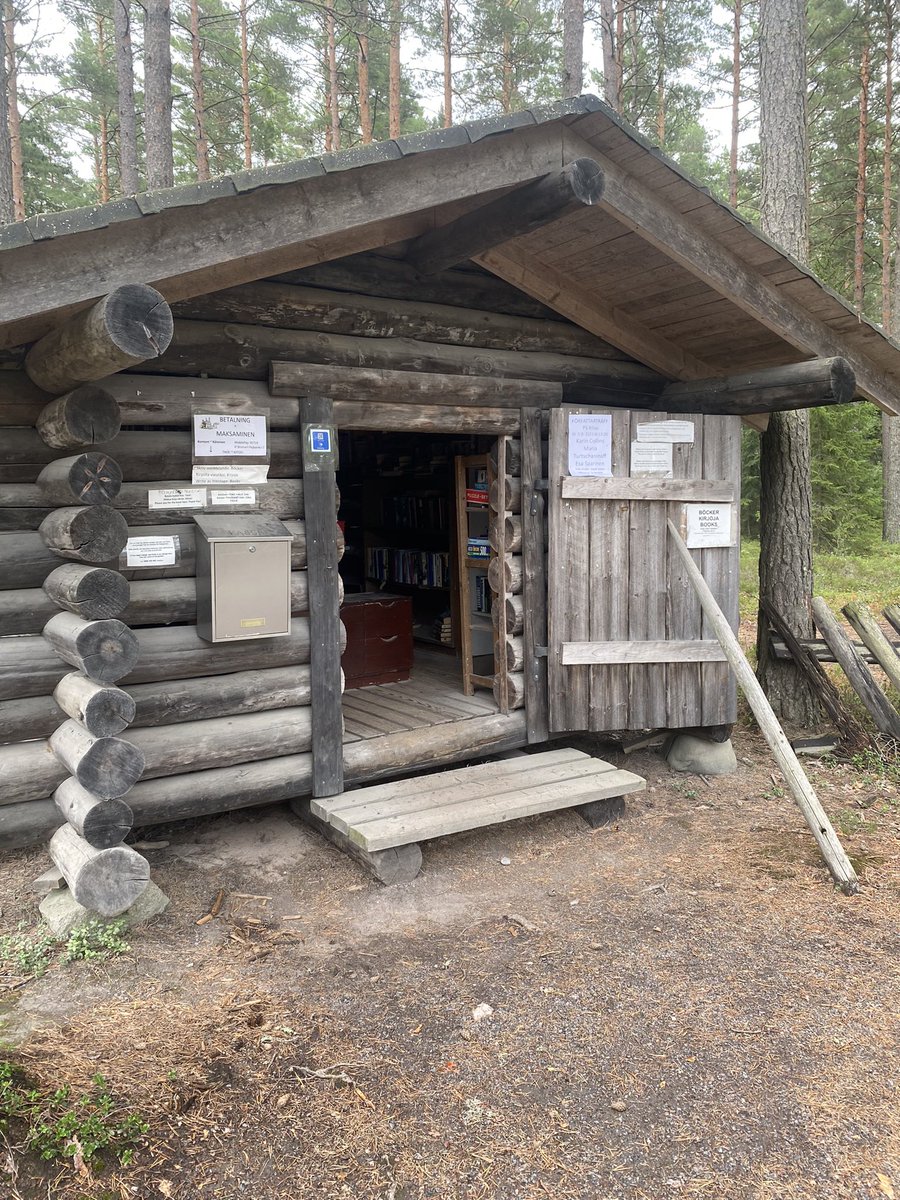 ZacFors's tweet photo. Förtjusande litet obemannat antikvariat vid vägkanten utanför Bromarv. Plockade upp Henry Parland-samlingen ”Den stora  dagenefter” för 1€! 🇫🇮 https://t.co/ejhkbSxlxk