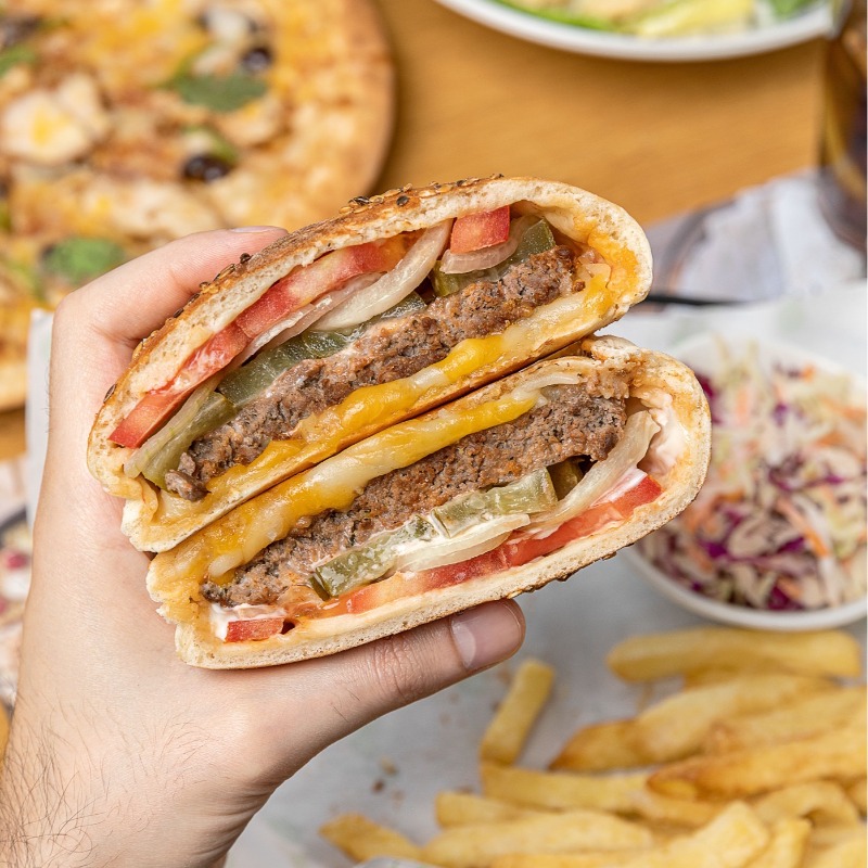zaatarwzeit's tweet image. Burgers, spice, and everything nice. 🍔

#ZaatarWZeit #ZWZ