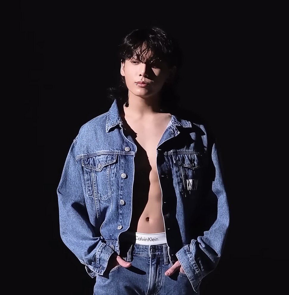 kiss_seven7's tweet photo. #JUNGKOOK: Ya tengo 27 años. Ahora que me estoy haciendo mayor, estoy haciendo una sesión de fotos en las que muestro más cuerpo. Habrá personas a los que no les guste. Pero, es una faceta que muchos ARMY no habrán visto de mi hasta ahora. Traté de preparar mi cuerpo ↓ https://t.co/oWK89wB9Uk