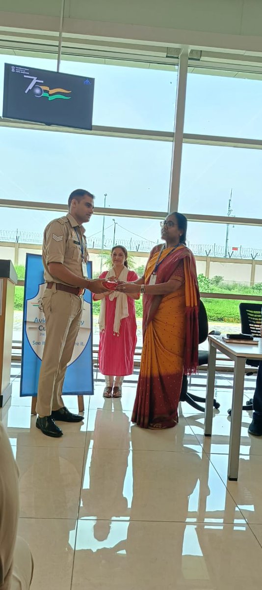 AaiHindon's tweet photo. विमानन सुरक्षा सांस्कृतिक सप्ताह 2023 के चौथे दिन के अंतर्गत हिंडन एयरपोर्ट पर भाषण प्रतियोगिता में पुरस्कार वितरण भी हुआ जोकि विमानपत्तन निदेशक द्धारा दिए गए ।
#AAI #ASCV
@AAI_Official @aaiRedNR @AaiHindon @Uppolice https://t.co/YISzrsJ3qt