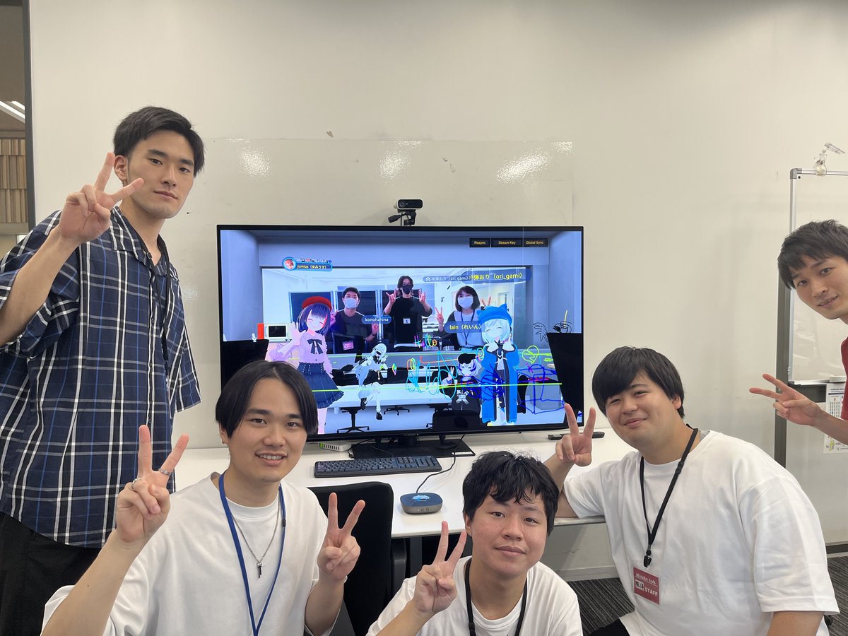 jugmit's tweet photo. 今日は研究室公開でした。

VRChatに作ったバーチャル研究室を、現実の２部屋と相互接続。実際に来客応対の多くの部分をバーチャル研究室から行ってみました！

おつかれさま！ https://t.co/O04fMxfVk1