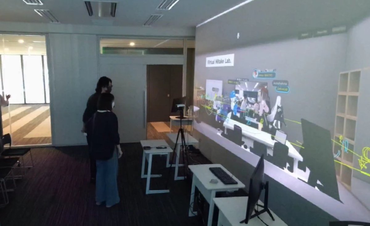 jugmit's tweet photo. 今日は研究室公開でした。

VRChatに作ったバーチャル研究室を、現実の２部屋と相互接続。実際に来客応対の多くの部分をバーチャル研究室から行ってみました！

おつかれさま！ https://t.co/O04fMxfVk1