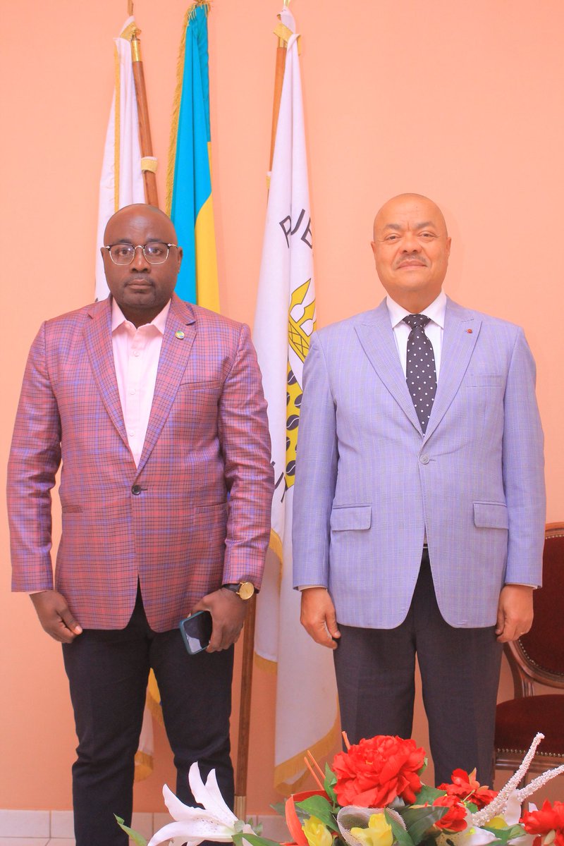 FrancisEdgard's tweet photo. Ce matin à Franceville, accompagné du Gouverneur de la province du Haut Ogooué. Monsieur Denis TSANGA. https://t.co/h2VetmYHOs