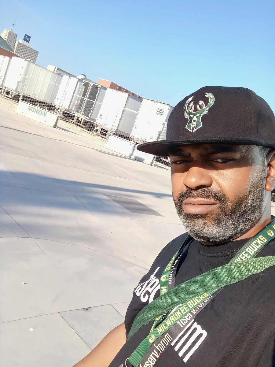 MISTAMARCUS's tweet photo. Back for day two of Drake Load In at the Four One Forum!!!!! #StagehandLife #FiservForum #Drake #ItsAllABlurTour https://t.co/mEm3iKr2Xq
