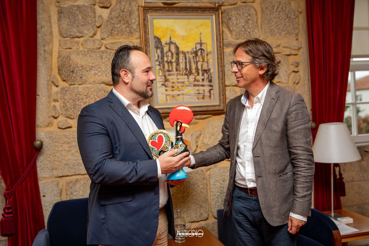 m_constantino4's tweet photo. Recebi com muita honra o novo Alcalde de Manises, Javier Mansilla, na Câmara Municipal,  no âmbito da sua visita à nossa Mostra Nacional de Artesanato e Cerâmica, uma vez que Manises tem um stand de cerâmica instalado no nosso certame. 

#barcelos https://t.co/LD9EfKyxNZ
