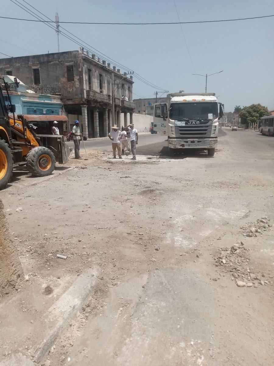 emaroho's tweet photo. Recogida de escombros en la conductora
Cristina Pontón. UEB Movimiento de Tierra. #EMAROHO #AySCuba #RehabilitandoLosCaminosDeLaVida #MejorEsPosible https://t.co/IrKfEh41VK
