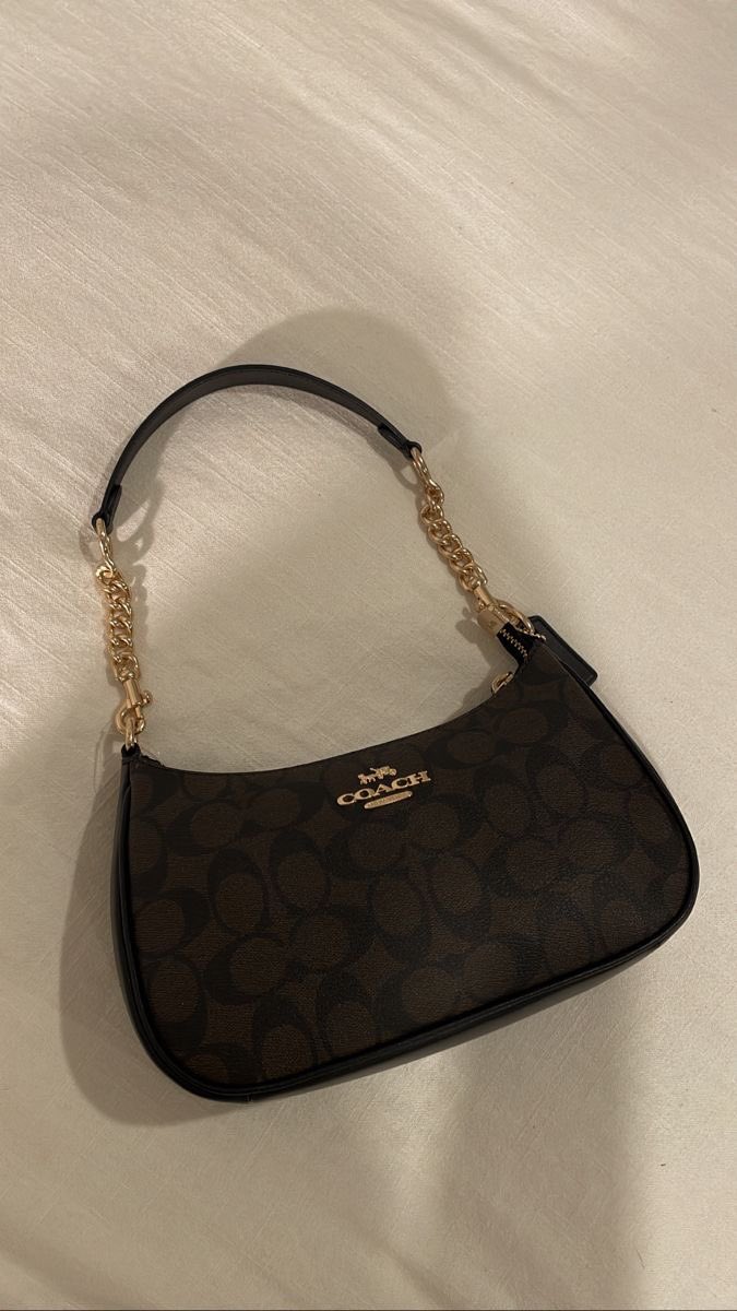 Coach shoulder bag ✨
Hella affordable and cute