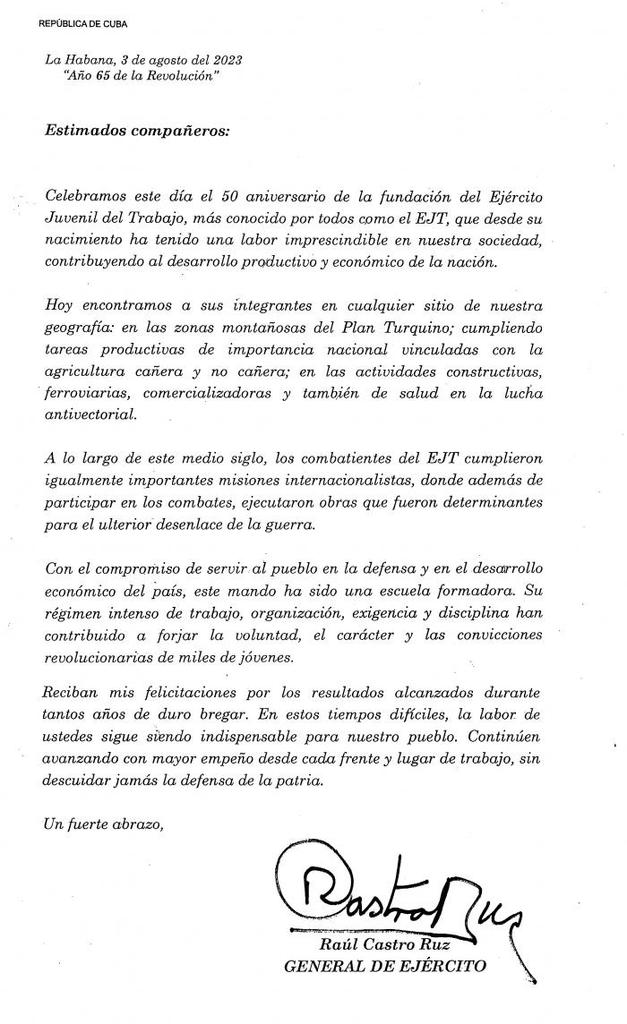 Raúl en el 50 aniversario del Ejército Juvenil del Trabajo: ha contribuido a forjar la voluntad, el carácter y las convicciones revolucionarias de miles de jóvenes.

#ConTodosLaVictoria