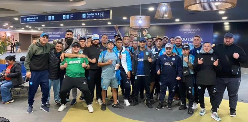 LeandroAdonio's tweet photo. La barra brava de #Racing vivió un episodio muy particular en su llegada a #Colombia 🇨🇴

👉 Uno de los barras de segunda línea referente del grupo de Burzaco apodado "El Pola" tuvo un paro cardíaco y falleció. 

ℹ️ Leandro Paredes, líder de "Los pibes de Racing", también viajó y está gestionando para repatriar el cuerpo.