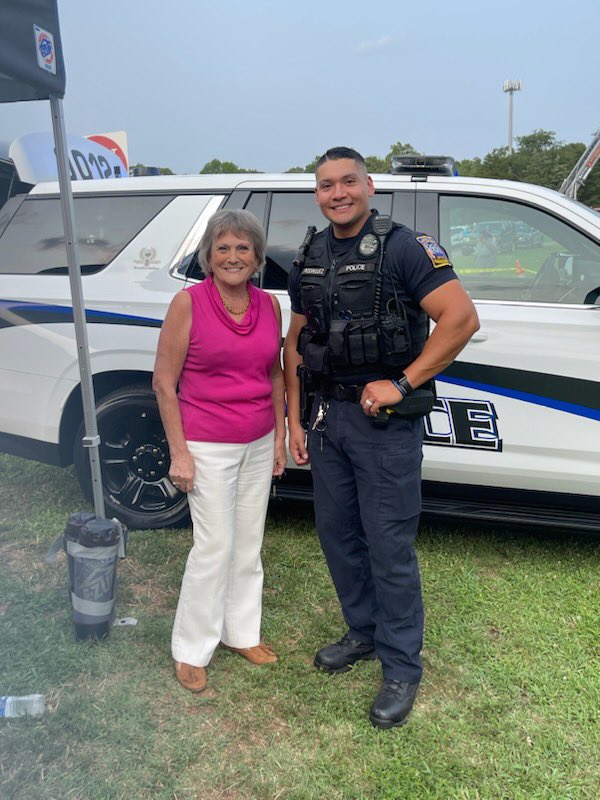 AshurstSharon's tweet photo. A wonderful evening this week for National Night Out. Thanks to all our area’s first responders for working with our community on this great event! I will always have your back. https://t.co/T88qiLy7C9