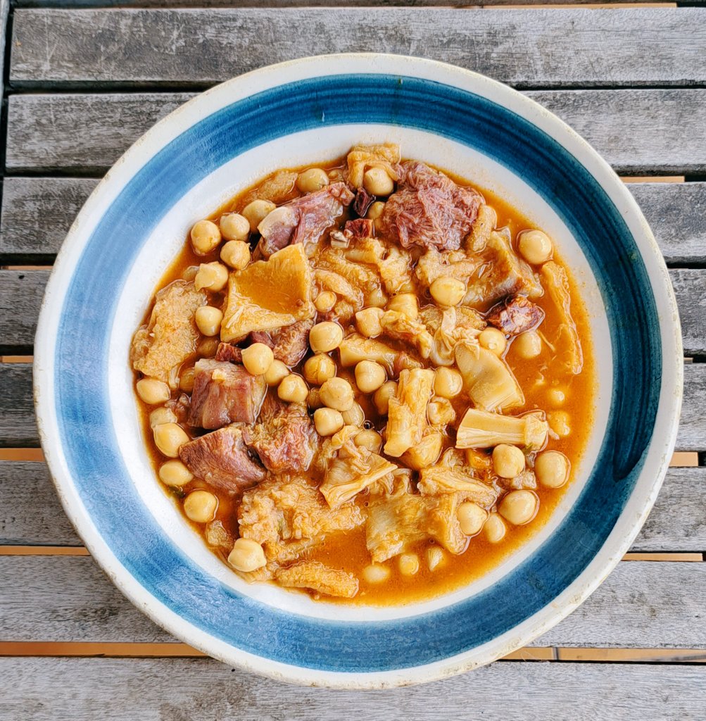 poniendosabor's tweet photo. Si, queridos, es lo que parece y en un plato de mi abuela.
#calloscongarbanzos #cocinacasera https://t.co/VD1k6M9XEZ