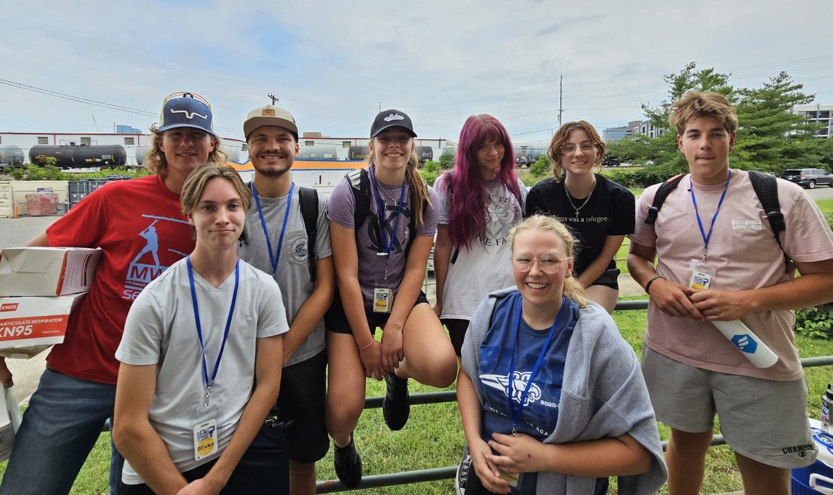 summitacademye1's tweet photo. "This is my commandment, that you love one another as I have loved you.” John 15:12. The SCA Senior Class of '24 continue serving and leading in Nashville. As they help lead as the hands and feet of Jesus in the Nashville area. #scaonmission #scaseniors24 #scatradition https://t.co/wHu8adXV5w