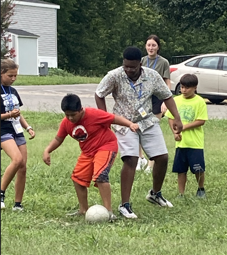 summitacademye1's tweet photo. "This is my commandment, that you love one another as I have loved you.” John 15:12. The SCA Senior Class of '24 continue serving and leading in Nashville. As they help lead as the hands and feet of Jesus in the Nashville area. #scaonmission #scaseniors24 #scatradition https://t.co/wHu8adXV5w