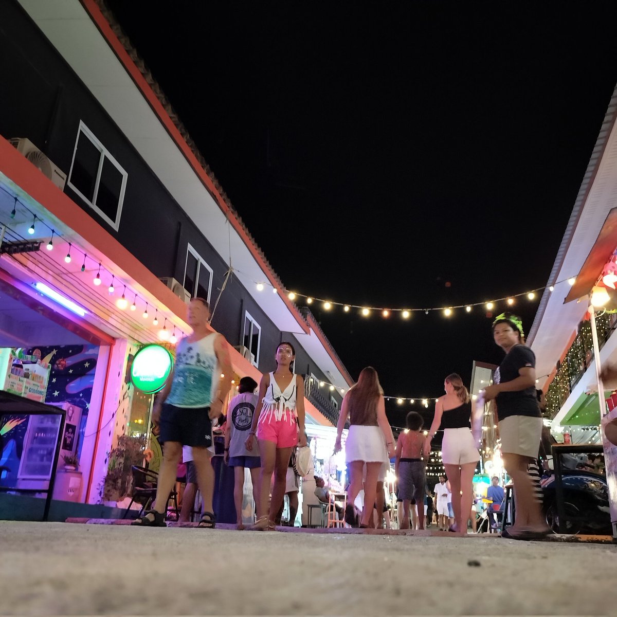 BangkokSkyRain's tweet photo. フル・ムーンパーティの盛り上がりは22時頃からですか? 🌕🎉#フルムーンパーティ #FullMoonParty #ムーンパーティ #MoonParty #夜のイベント #NightEvent #フェスティバル #Festival #音楽 #Music #ダンス #Dance #夜景 #NightView #楽しい時間 #FunTimes #友達と楽しむ #EnjoyWithFriends https://t.co/YnNI4Enf6L