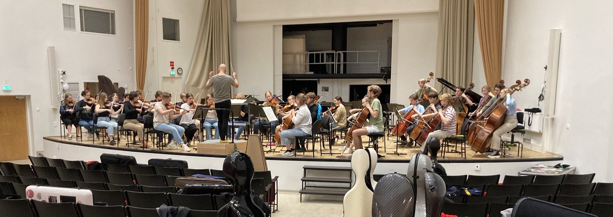 Tänään töissä wow-koettua: Pohjolan yhteisen Orkester Nordenin harjoitusleiri. <a href="/LahdenKaupunki/">Lahden kaupunki / City of Lahti</a> koordinoi 16-26-v. nuoriso-sinfoniaorkesterin toimintaa. Orkesteri soi Sibeliustalolla 8.8. klo 19 Gubtan, Nielsenin ja Sibeliuksen sävelin. Kuvassa jouset, joilla oli juuri harjoitus.