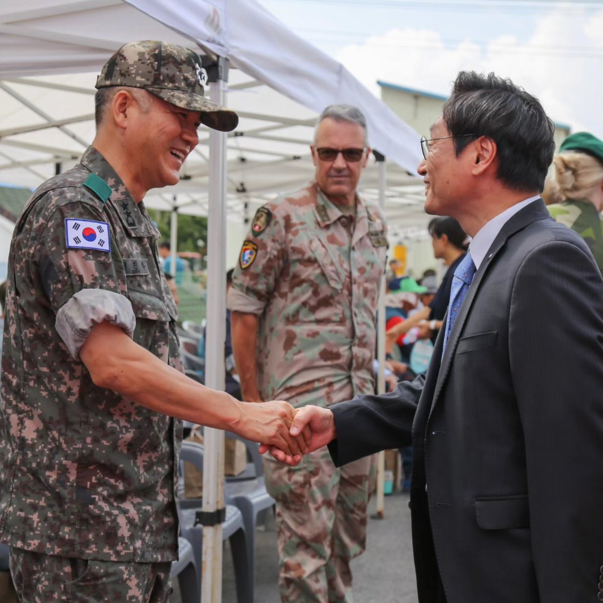 UN_Command's tweet photo. @pajusi Mayor and many others were gathered to celebrate the long and unique #history of this special place.
#유엔사 #대성동 #UnderaOneFlag #UnbrokenCommitment #파주시 #Daeseongdong @ROK_MND https://t.co/ZI2JG5eHaU