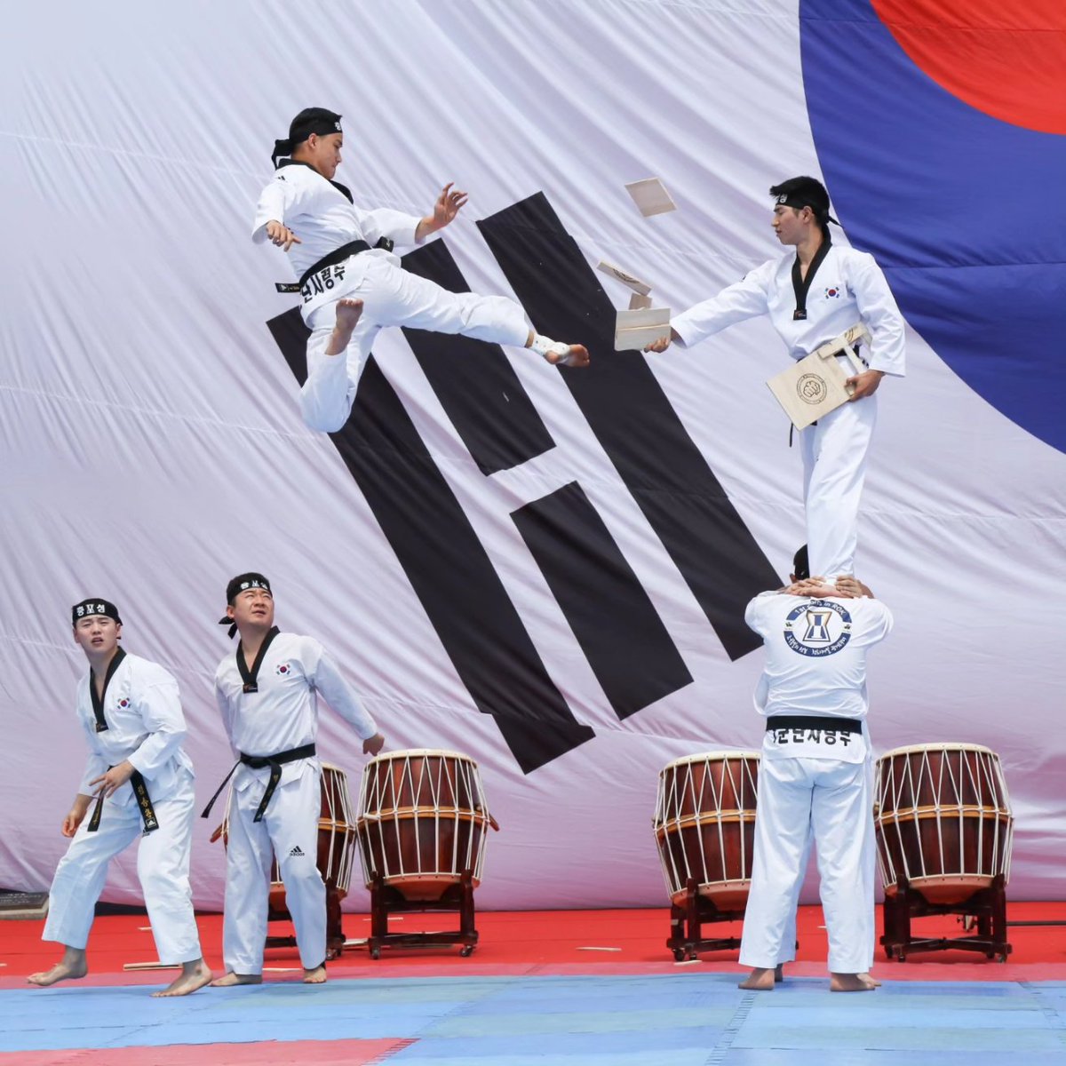 UN_Command's tweet photo. @pajusi Mayor and many others were gathered to celebrate the long and unique #history of this special place.
#유엔사 #대성동 #UnderaOneFlag #UnbrokenCommitment #파주시 #Daeseongdong @ROK_MND https://t.co/ZI2JG5eHaU