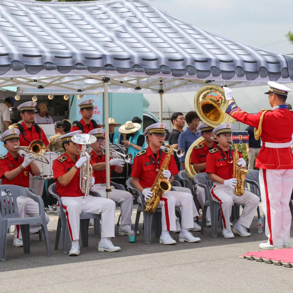UN_Command's tweet photo. @pajusi Mayor and many others were gathered to celebrate the long and unique #history of this special place.
#유엔사 #대성동 #UnderaOneFlag #UnbrokenCommitment #파주시 #Daeseongdong @ROK_MND https://t.co/ZI2JG5eHaU
