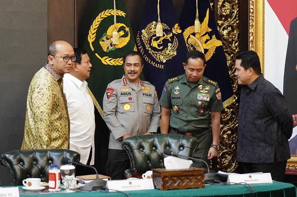 erickthohir's tweet photo. Rapat koordinasi Kementerian Pertahanan, Kementerian BUMN, dan Kementerian/Lembaga lainnya dalam Komite Kebijakan Industri Pertahanan bersama Menhan Bapak Prabowo Subianto, Wamen BUMN Rosan Perkasa Roeslani, serta petinggi TNI dan POLRI. https://t.co/emgQCP5vfI