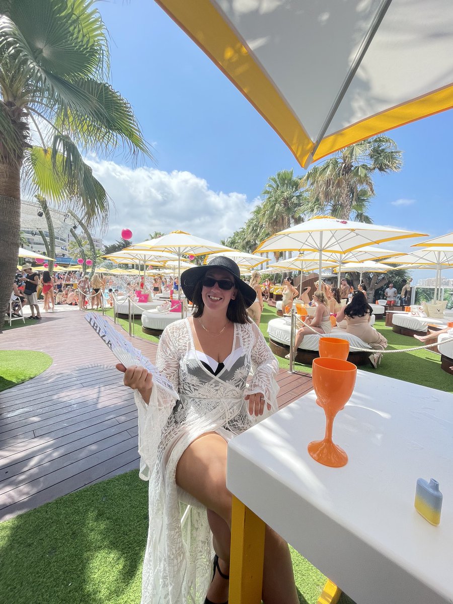 carlyepowell191's tweet photo. What an amazing Sunday @OBeachIbiza for #ibizaspray #freeprosecco #lovinglife https://t.co/tkIMNHRG92