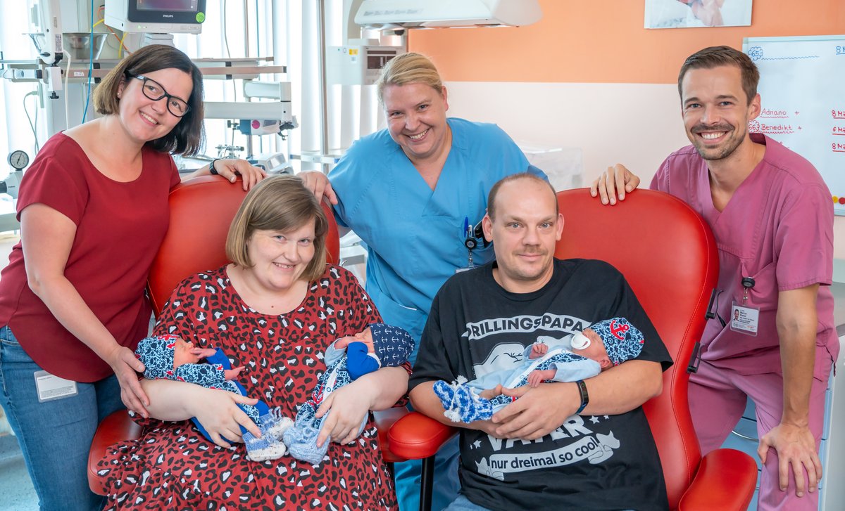 unimedizinhalle's tweet photo. Hurra, unsere #Drillinge 👶👶👶 sind da.
An der #UniMedizinHalle wurden am 17. Juli die ersten Drillinge 2023 geboren. Adriano, Benedikt und Charlie kamen in unserer Klinik für #Geburtshilfe und
#Pränatalmedizin per #Kaiserschnitt zur Welt. Willkommen!💐
https://t.co/0qffeAGTsm https://t.co/ohalbTcEzJ