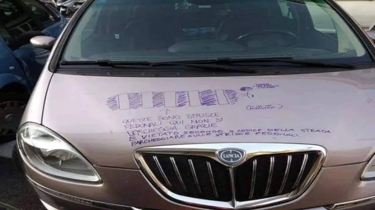 GRAB_Roma's tweet photo. Ma si può?
Istruzioni per il parcheggio scritte col pennarello 
su un’auto in sosta su strisce pedonali.
#freepark https://t.co/bnEAkUPIHe