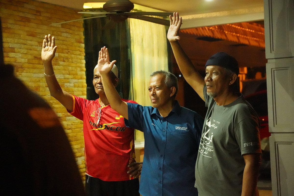 jamilsalleh_'s tweet photo. Malam tadi, bersama-sama saya para pemimpin daripada BERSATU dan PAS iaitu Datuk Dr. Abd Latif, saudara Zahid Md Arip dan Hj. Mohamad Makki berada di Sg. Merab. (1) https://t.co/YGnrHMe5YL