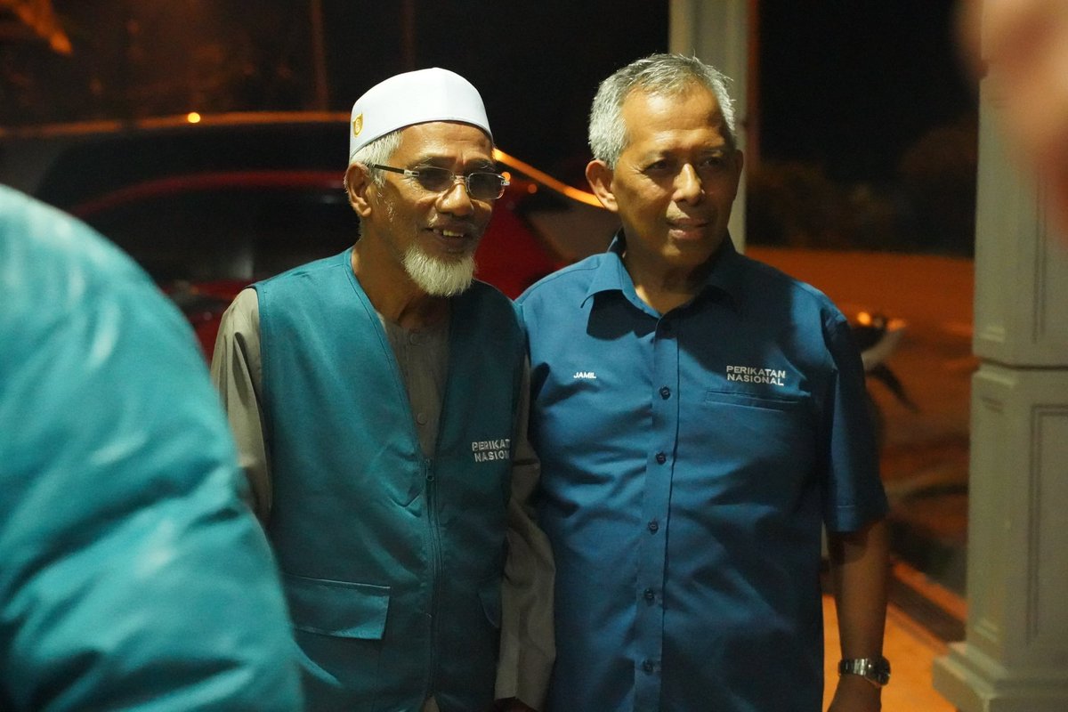 jamilsalleh_'s tweet photo. Malam tadi, bersama-sama saya para pemimpin daripada BERSATU dan PAS iaitu Datuk Dr. Abd Latif, saudara Zahid Md Arip dan Hj. Mohamad Makki berada di Sg. Merab. (1) https://t.co/YGnrHMe5YL