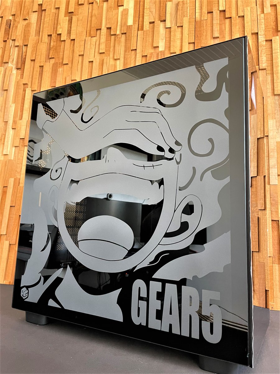 ✨Projet du jour✨ On part sur une gravure Luffy en GEAR5 🤩 Une belle gravure qui prend toute la vitre latérale de ce NZXT H7 Elite Noir. Il va rejoindre son nouveau propriétaire très prochainement 🥰 Pour customiser votre boitier, ça se passe ici ↩ emisphere.org