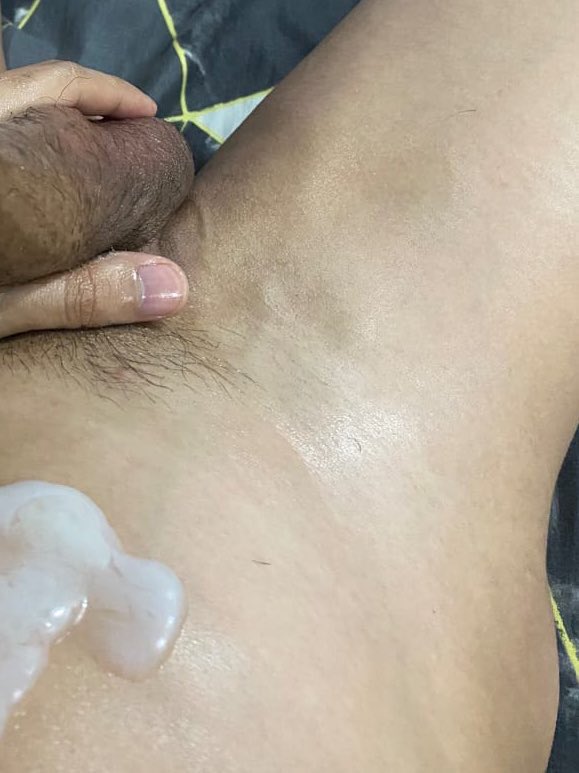 Lagi cukur bulu. Megang kontol sendiri malah sange 💦