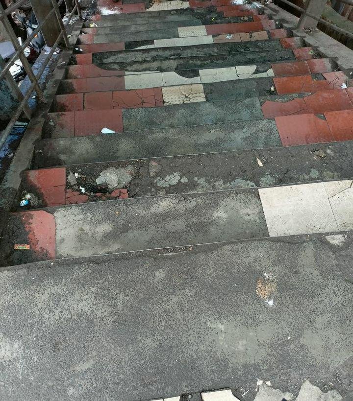 QueenofThane's tweet photo. Dear @RailwaySeva Badlapur platform no.3 outside bridge, the condition of skywalk is poor, leading to rail users slipping their legs. Please improve this asap. #thane #badlapur https://t.co/fIVJSNjxUU