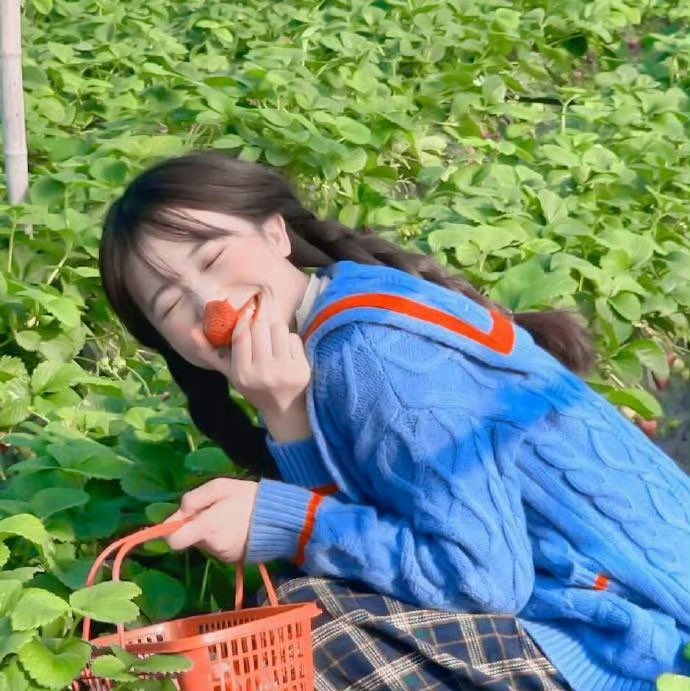 iamlanphier's tweet photo. ♡△▹❥

ᴵ ᵐⁱˢˢ ᵇᵉⁱⁿᵍ ʳᵉˢᵉʳᵛᵉᵈ ʷⁱᵗʰ ˢᵒᵐᵉ ᵗᵉⁿᵈᵉʳⁿᵉˢˢ ʷʰᵉⁿ ʷᵉ ᶠⁱʳˢᵗ ᵐᵉᵗ.
懷念我們剛認識的時候，拘謹中帶著一些溫柔。 ​​​​✍✨💞😊

*†*:..。..。..:*†*:..。..。..:*†*:..。..。..:*†*

#story
#Quote
#lanphier
#beautywords
#一句情深的話 https://t.co/gPuhbzpcpI