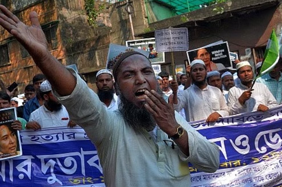 ByRakeshSimha's tweet photo. He is a Rohingya 'refugee' who arrived in India after conducting genocide of Hindus in Myanmar. Does he look thankful to India for giving him shelter? Right now he and his 8 children are living in ghettos. You think you are safe in your Vasant Kunj or Navi Mumbai. But he's coming for you soon. Tens of thousands of them are camped in Bengal which has become a staging site for moving into rest of India. Report on Rohingyas at Delhi's doorstep.
https://t.co/T5m7QwaZz1