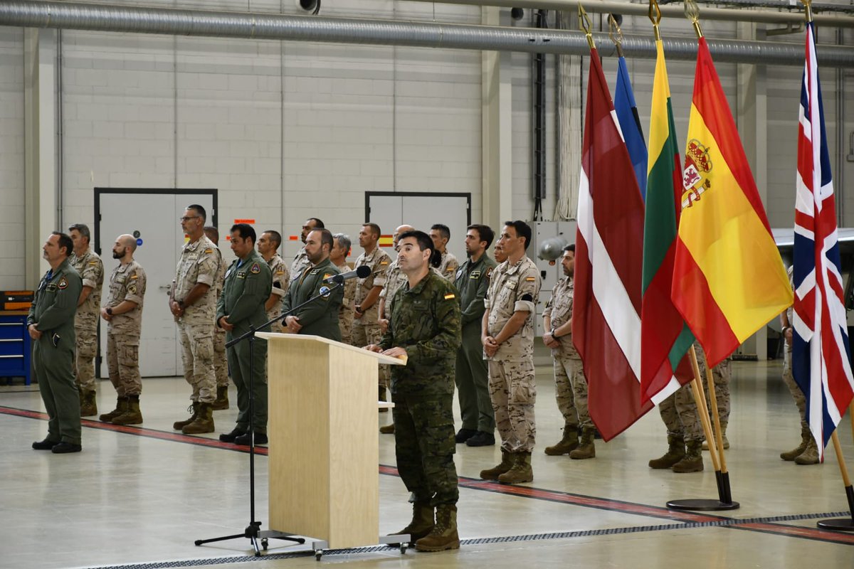 EMADmde's tweet photo. Ceremonia de relevo de mando del #DATAmbar del @EjercitoAire 🇪🇸 al destacamento de la @RoyalAirForce 🇬🇧 en la base aérea de Amari 🇪🇪, defensa colectiva en la policía aérea del Báltico
#StrongerTogether #MOPS https://t.co/Sp06JbFAQ6