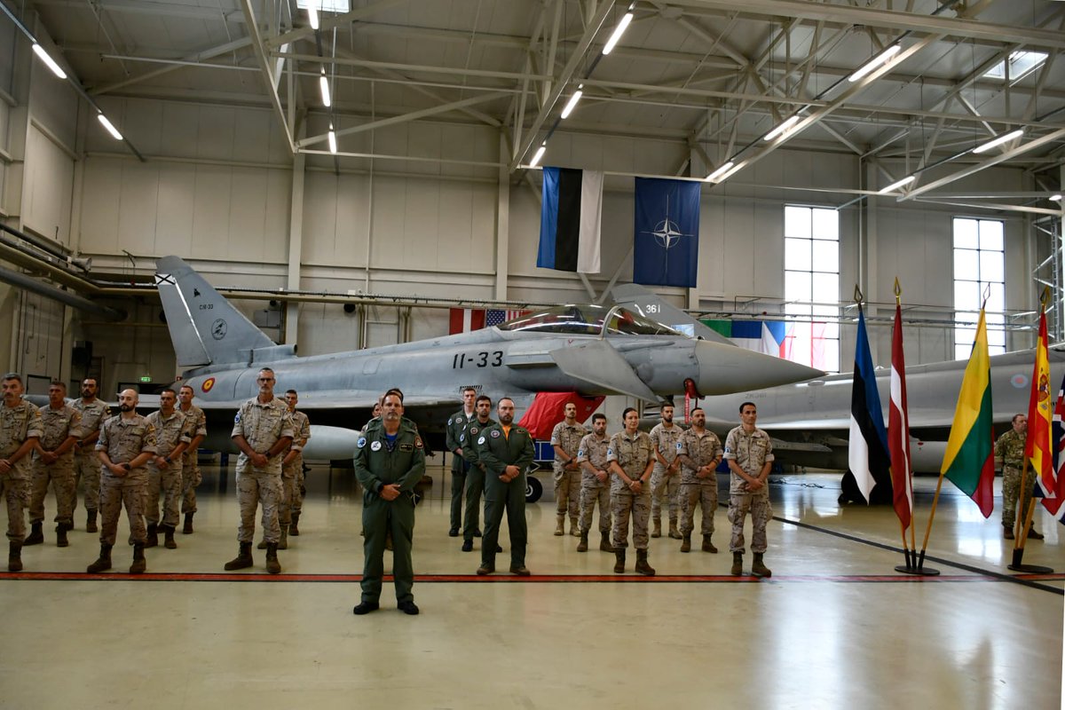 EMADmde's tweet photo. Ceremonia de relevo de mando del #DATAmbar del @EjercitoAire 🇪🇸 al destacamento de la @RoyalAirForce 🇬🇧 en la base aérea de Amari 🇪🇪, defensa colectiva en la policía aérea del Báltico
#StrongerTogether #MOPS https://t.co/Sp06JbFAQ6