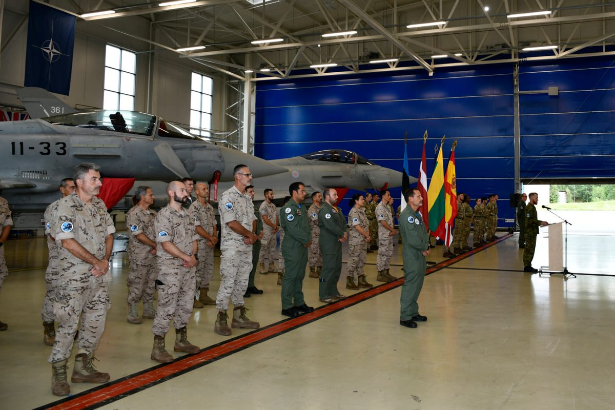 EMADmde's tweet photo. Ceremonia de relevo de mando del #DATAmbar del @EjercitoAire 🇪🇸 al destacamento de la @RoyalAirForce 🇬🇧 en la base aérea de Amari 🇪🇪, defensa colectiva en la policía aérea del Báltico
#StrongerTogether #MOPS https://t.co/Sp06JbFAQ6