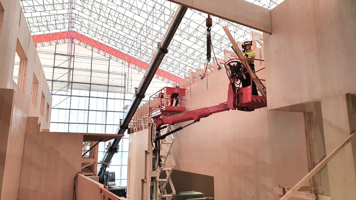 Ekologisuuden ja hiilineutraaliuuden lisäksi tärkeitä perusteita valita CLT-rakenne ovat puhdas sisäilma, CLT:n aitous ja luonnollinen kauneus sekä  massiivipuurakenteen rauhoittava ja hyvinvointia edistävä tunnelma.       

#hoiskoclt #cltrakentaminen