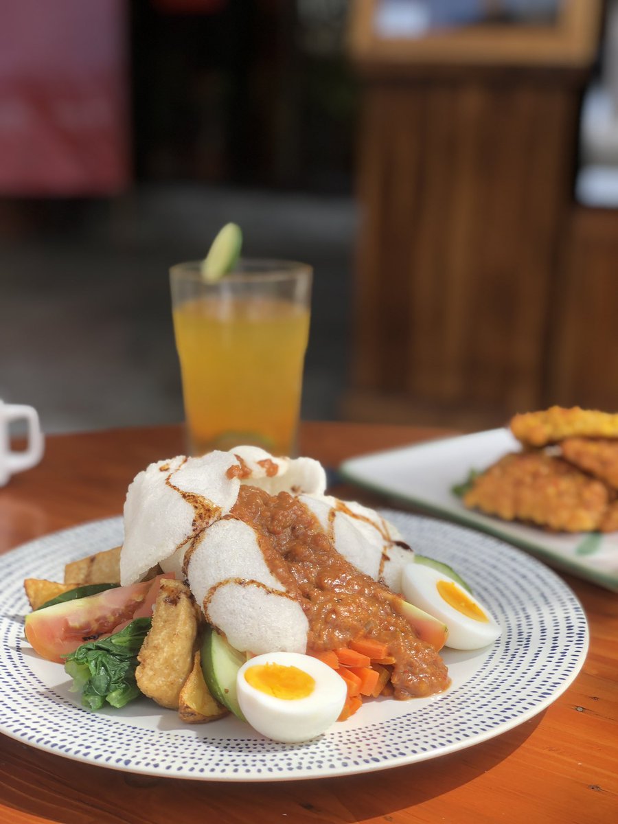 littletalksubud's tweet photo. 🍽️ Embracing the rich flavors of Indonesia with a plate of Gado-Gado! 🇮🇩❤️ This mouthwatering masterpiece combines an array of vibrant veggies, tofu, and tempe, drenched in a luscious peanut sauce. 🥜🌱 https://t.co/V3bwbxC3aq