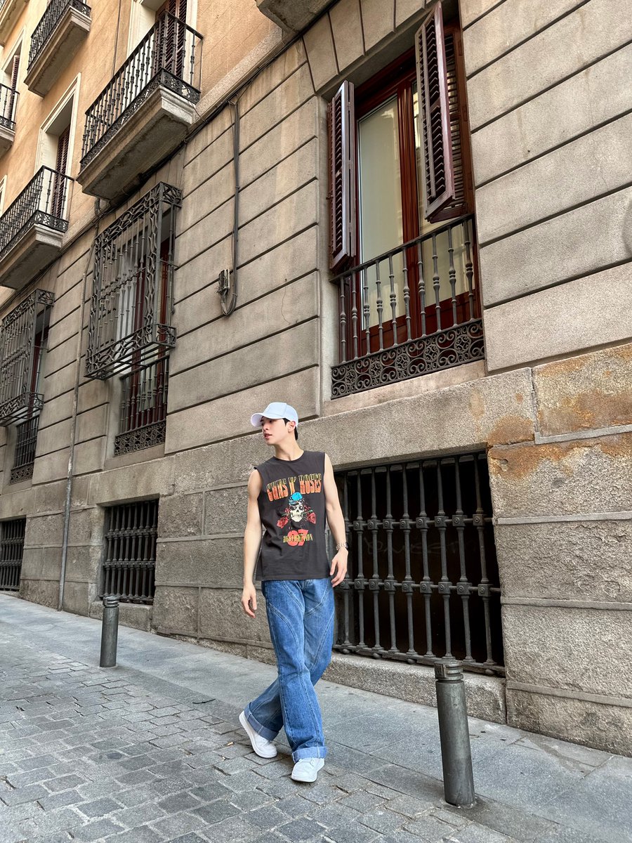 CRAVITY_twt's tweet image. Making my way downtown~ 🎶
📸: SERIM
#ALLEN #앨런 #MADRID