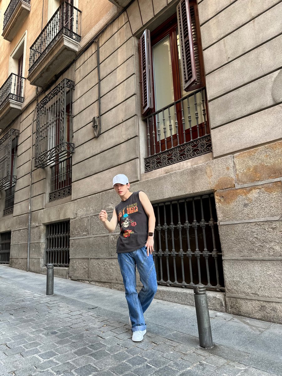 CRAVITY_twt's tweet image. Making my way downtown~ 🎶
📸: SERIM
#ALLEN #앨런 #MADRID