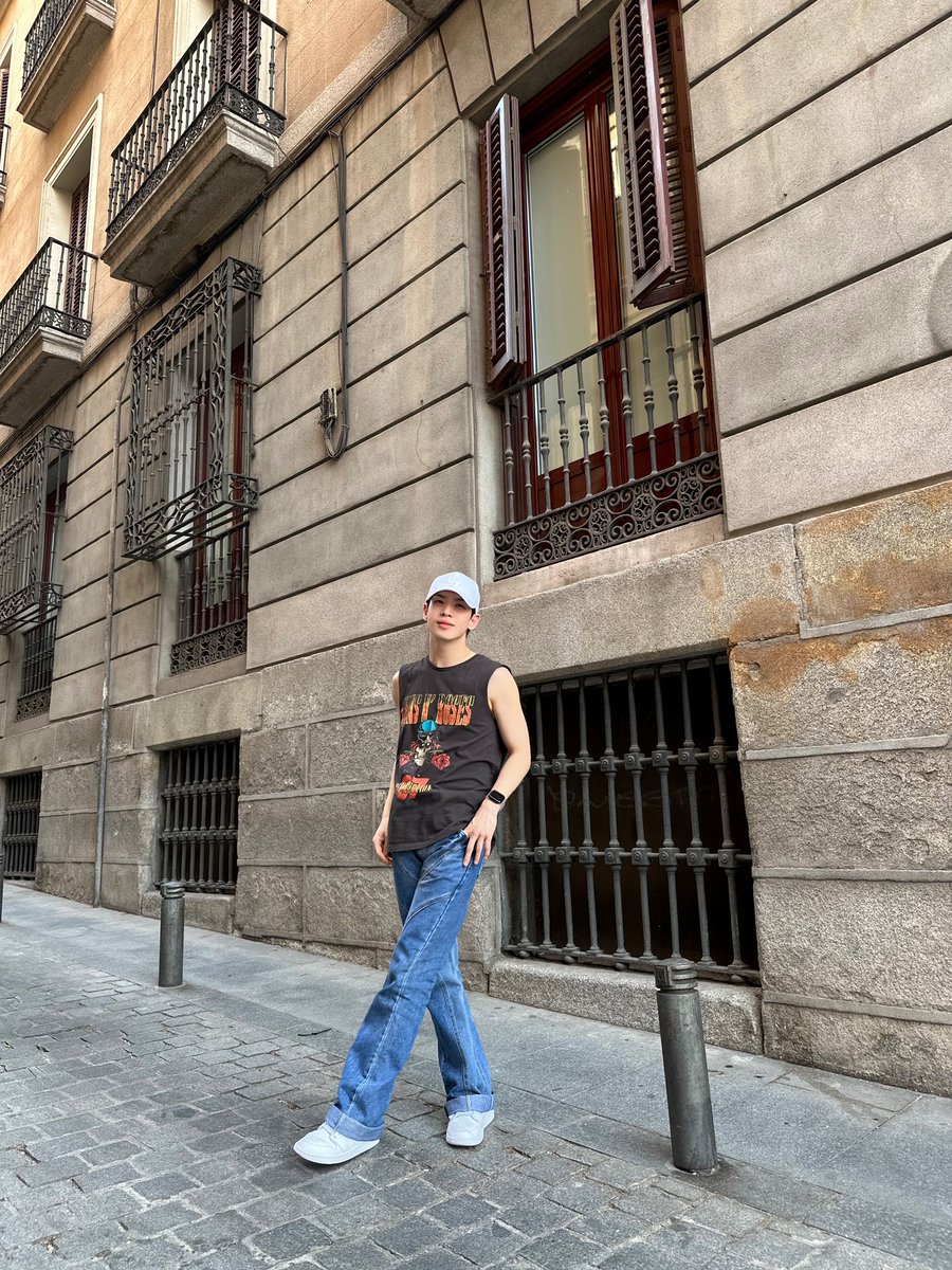CRAVITY_twt's tweet image. Making my way downtown~ 🎶
📸: SERIM
#ALLEN #앨런 #MADRID