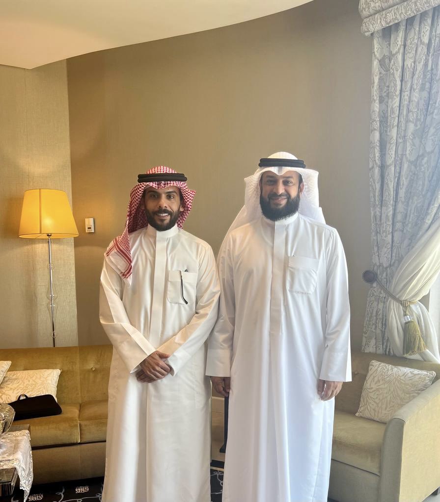 RASkuwait's tweet photo. التقى رئيس لجنة الاولويات في مجلس الامة النائب م عبدالله فهاد العنزي رئيس #نقابة_الطرق م شطي الذايدي وذلك لاستعراض مطالب النقابة وبحث المواضيع المتعلقة في #هيئة_الطرق والمحالة للمجلس . 

وأكد بدوره النائب على اهمية تلك المطالب وبحثها ومتابعتها مع كافة الاطراف المعنية . https://t.co/NhUWdf3ILj