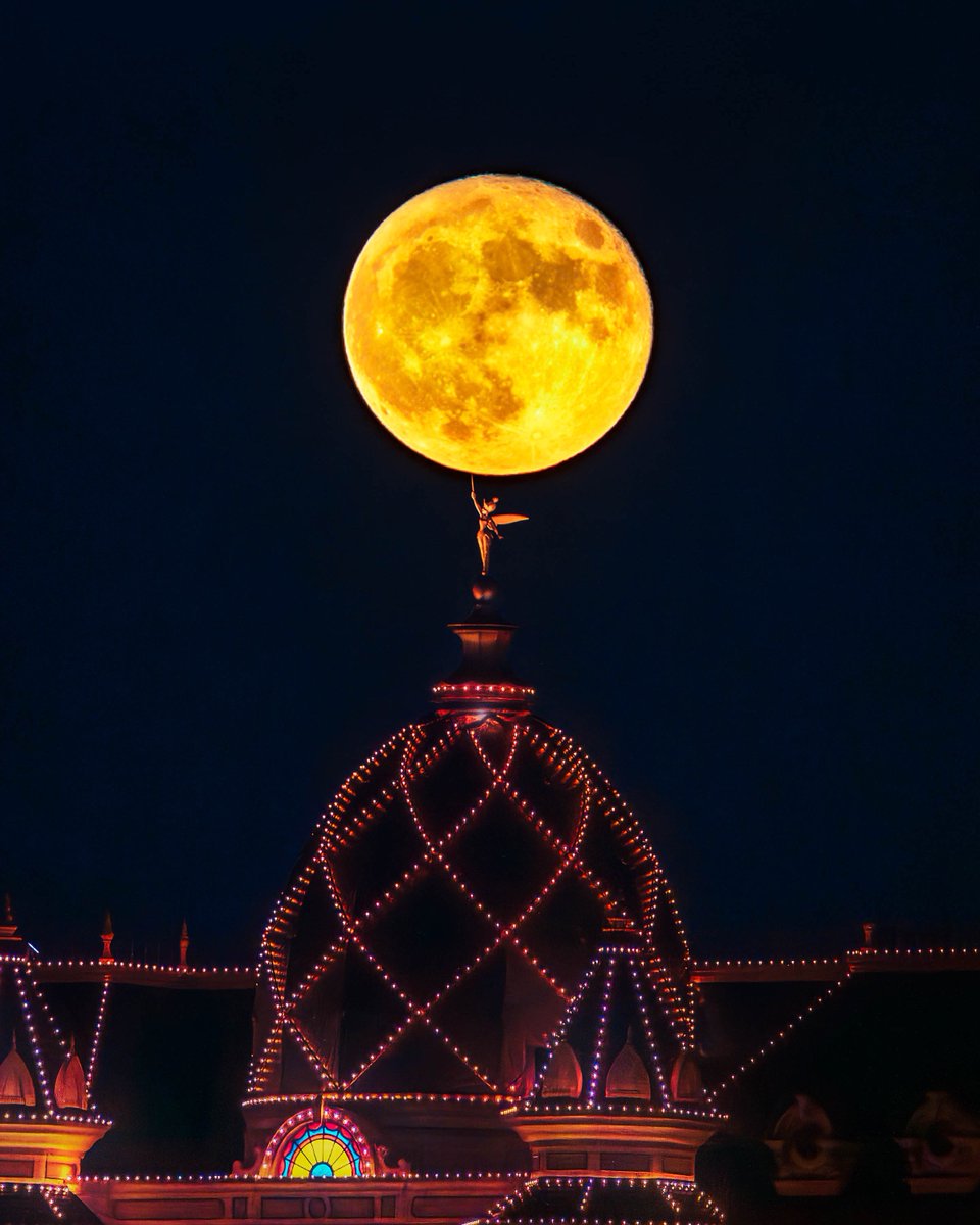 望遠レンズで撮ったティンカーベルとスーパームーンが美しかった