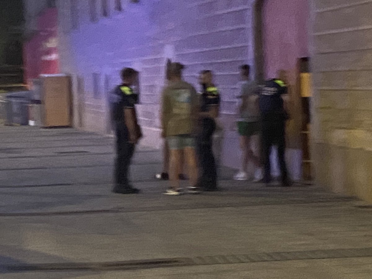 pladamunt's tweet photo. Ayer en la Antigua Masana.
10 coches policía, ambulancias gritos, peleas y muy mal ambiente, todo terminó con dos heridos de arma blanca una puñalada en los pulmones y otra en la pierna.
El Raval ya no puede más ⁦@jaumecollboni⁩ @ayuntamiento barcelona.
#hasta cuando? https://t.co/L0xxuZWjBl