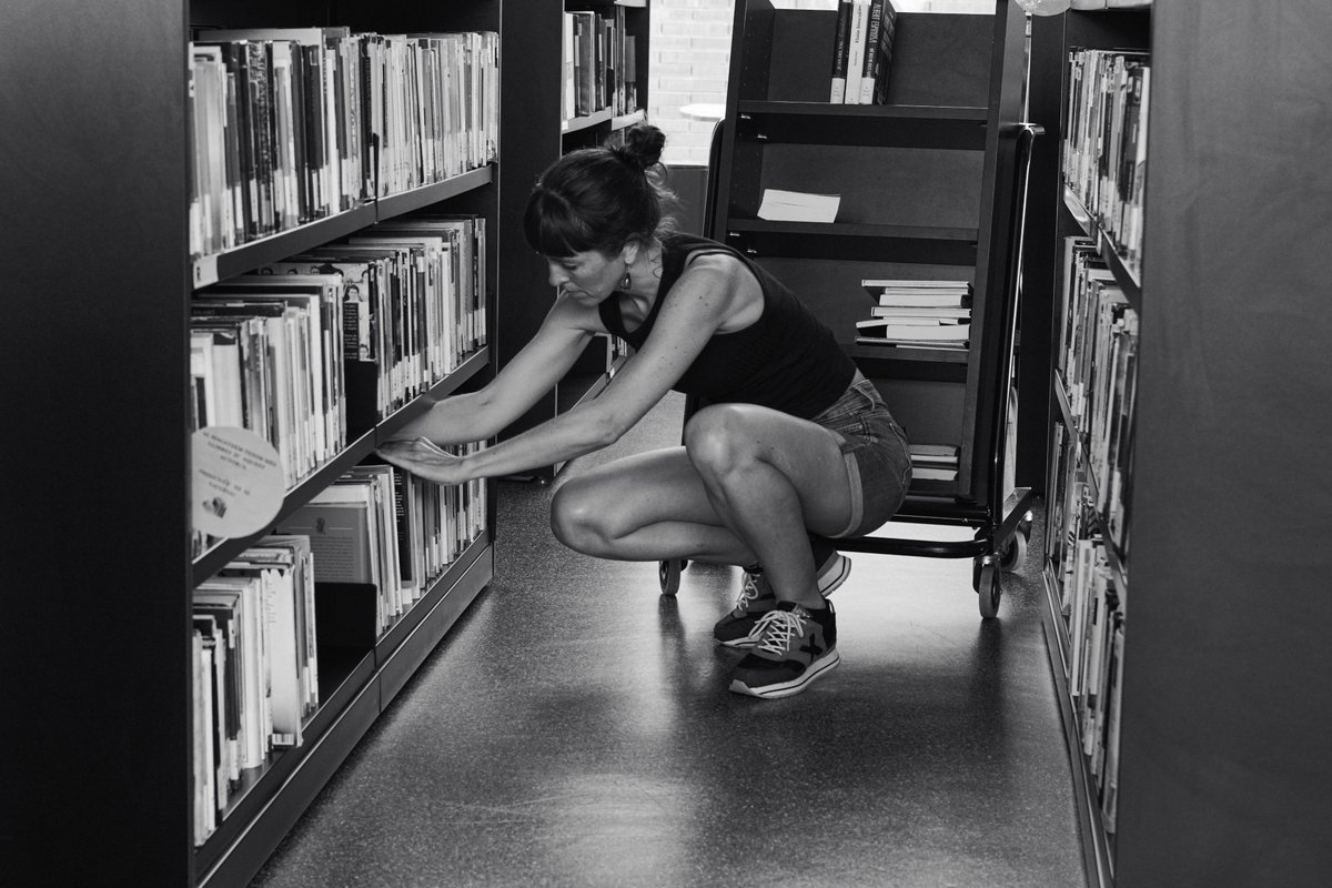 apropebre's tweet photo. ⚫️ Al Brancal | Cinta Roldán(@xirinxina) és la directora de la Biblioteca de Gandesa. La seua incursió al sistema de biblioteques públiques va ser aquí, a la capital de la Terra Alta, quan va voler tornar al territori després d’anys a la ciutat

▶️ https://t.co/OZhV3lNr7d https://t.co/3B2AeaSywa