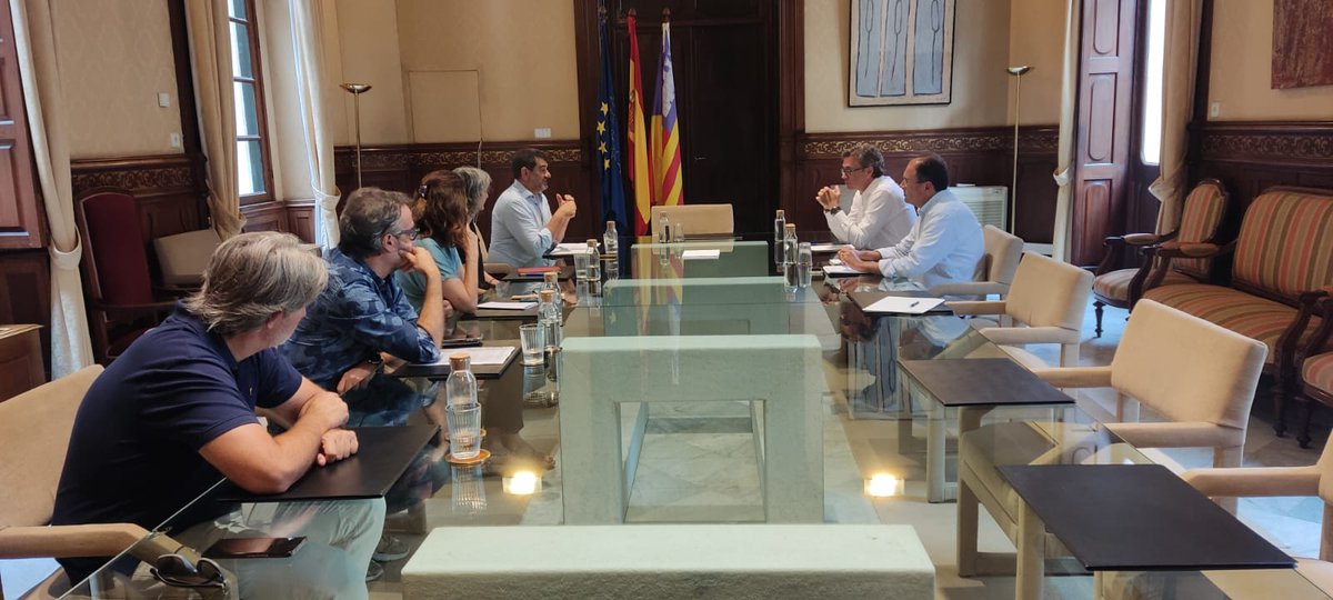 HisendaGOIB's tweet photo. El conseller @a_costacosta s'ha reunit aquest matí amb l'@apaib per escoltar les demandes i reivindicacions del sector de la producció audiovisual pròpia https://t.co/AST1UaD4Le