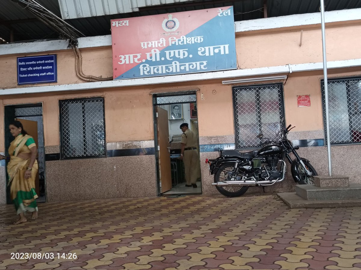 santhoshkk386's tweet photo. Two wheeler allowed inside the platform?? (@ Shivaji Nagar, Pune)  @rpfpune @RPF_INDIA @RailMinIndia https://t.co/8H6Q5kzwXk