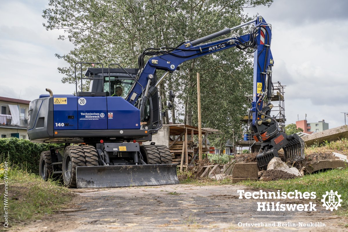 ℹ️THW-Einsatzkräfte aus Spandau halfen uns am 22. Juli auf unserem Neuköllner Übungsgelände. Sie haben mit ihrem pneumatischen Bohr- und Aufbrechhämmern Betonklötze zerkleinert und mit ihrem #Radbagger in die Container geladen – schwere Jungs eben. Danke!💪